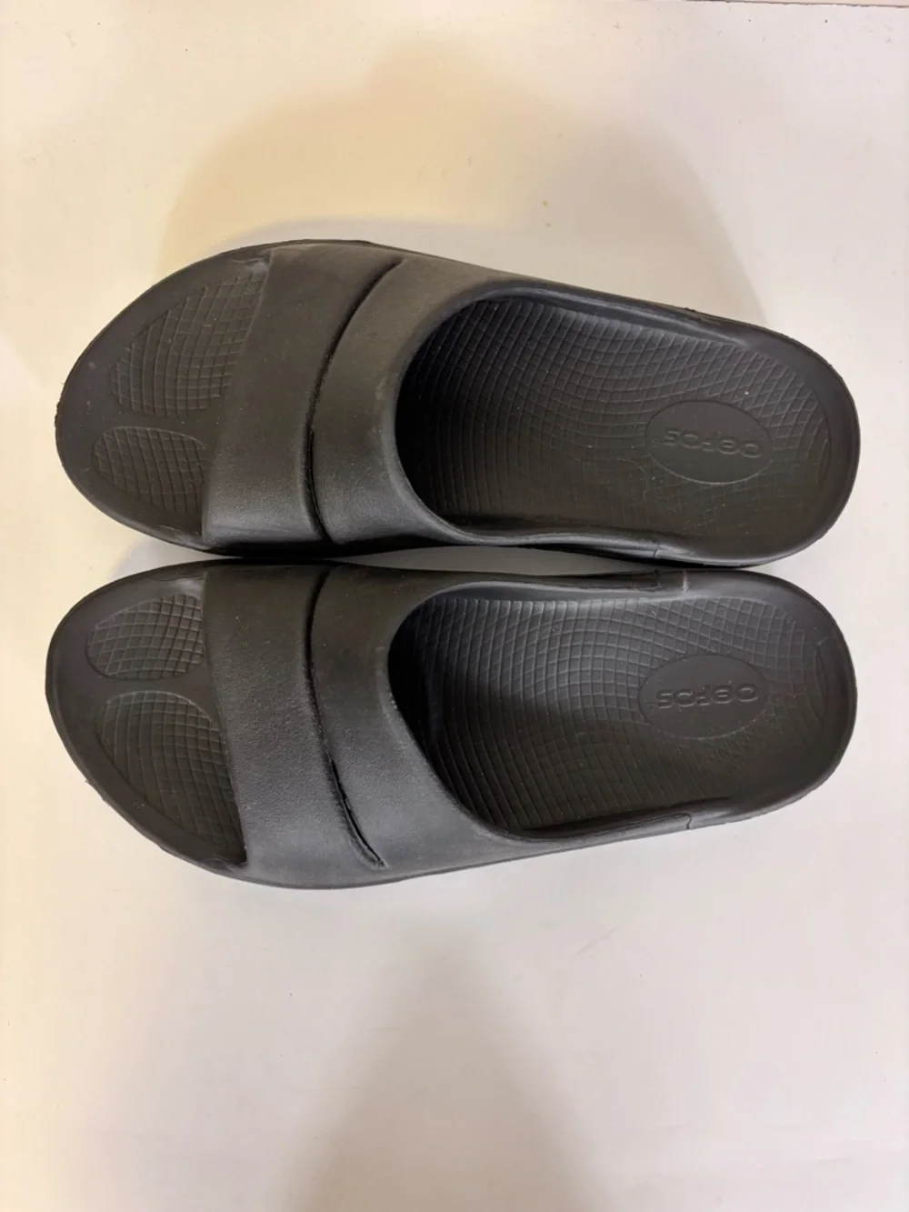 OOFOS Black Comfort‎ Recovery Slide Sandals Men’s 9, Women’s 11